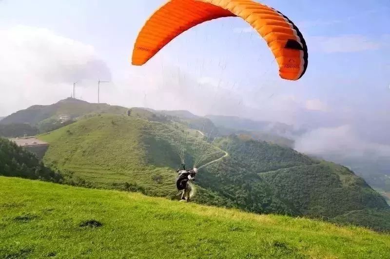 百里荒滑翔伞基地位于海拔1250米的高山草原之巅,降落场海拔720米.