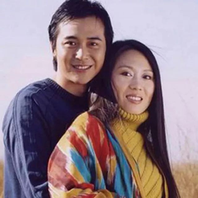 27岁小伙子与42岁女明星结婚15年后,老婆老了