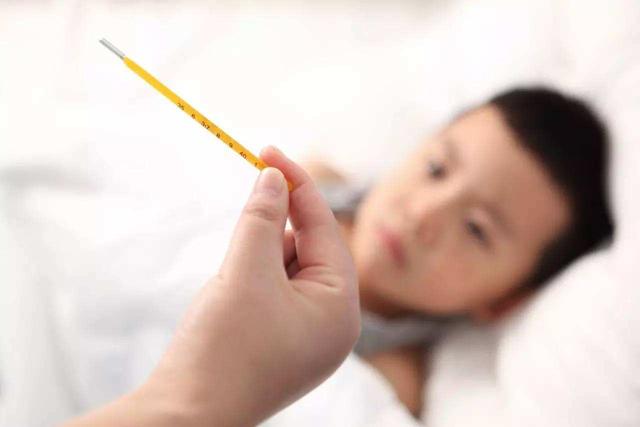                     原创            刚感觉好点，睡一觉又发烧，宝宝夏季感冒反反复复怎么办？
