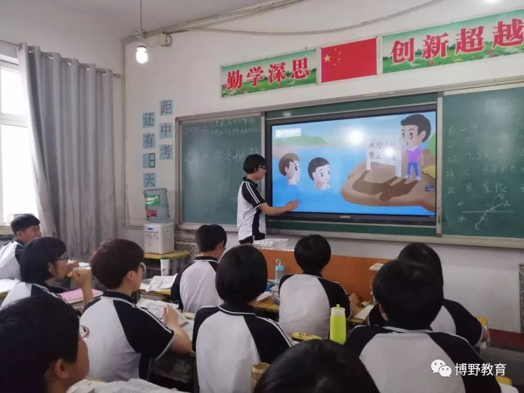 博野镇二中组织学生观看防溺水教育专题片