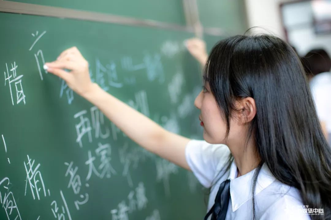 笔挺的白衬衫写满粉笔字的黑板前后座的男孩女孩……与你们一同凭窗