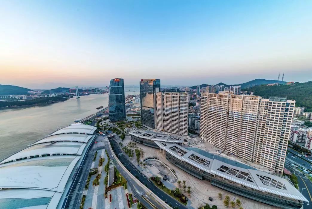 港务大厦就矗立在邮轮码头旁边顶部写着"厦门港"三个大字,高耸入云