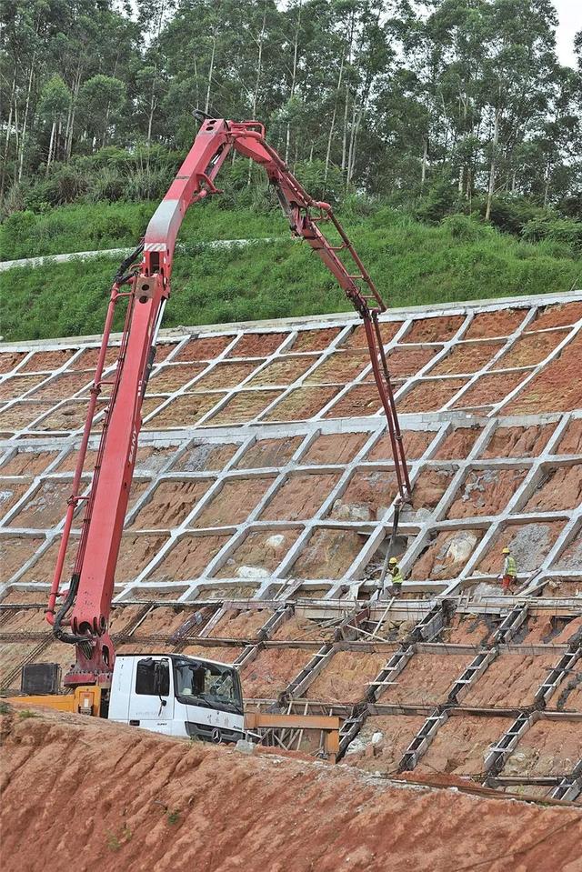 玉湛高速公路边坡防护工程施工现场.