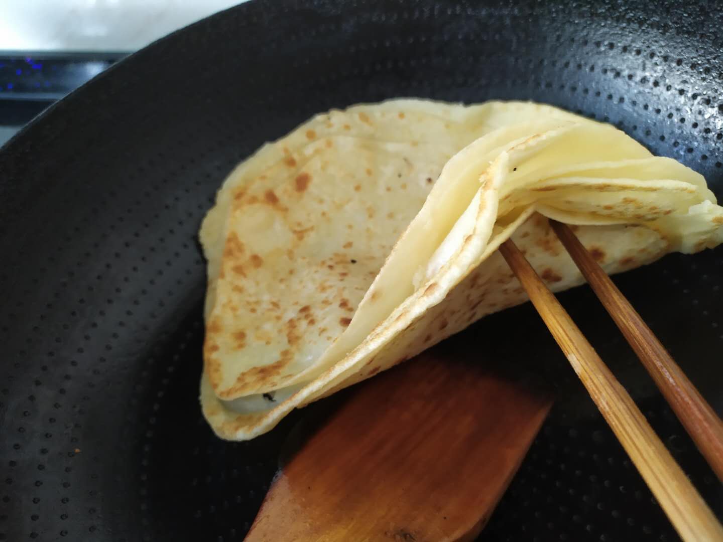 卷菜的饼可以是蒸饼,也可以是烙饼,卷的菜可以根据个人喜好来选择,最