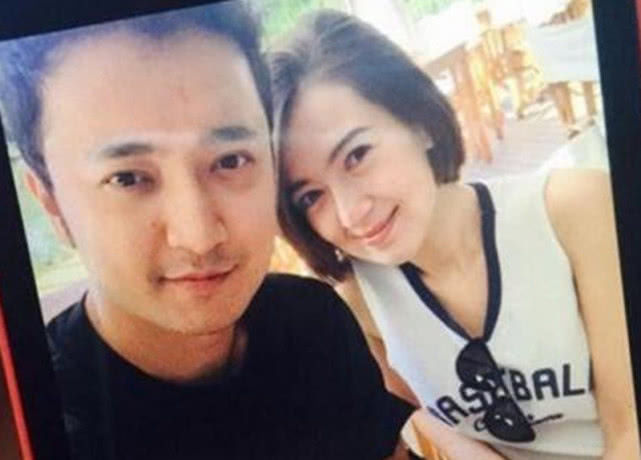 央视主持人小尼的妻子,不仅长得漂亮学历还高