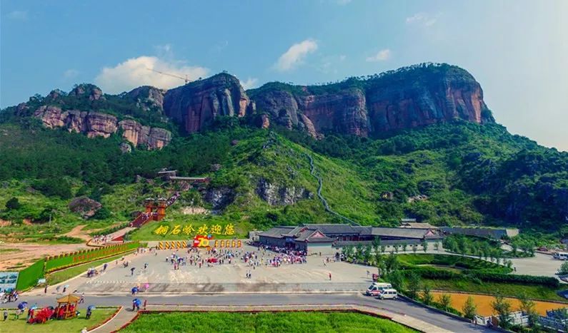 北流铜石岭国际旅游度假区景区简介:容州古城由周边仿古建设街区,容