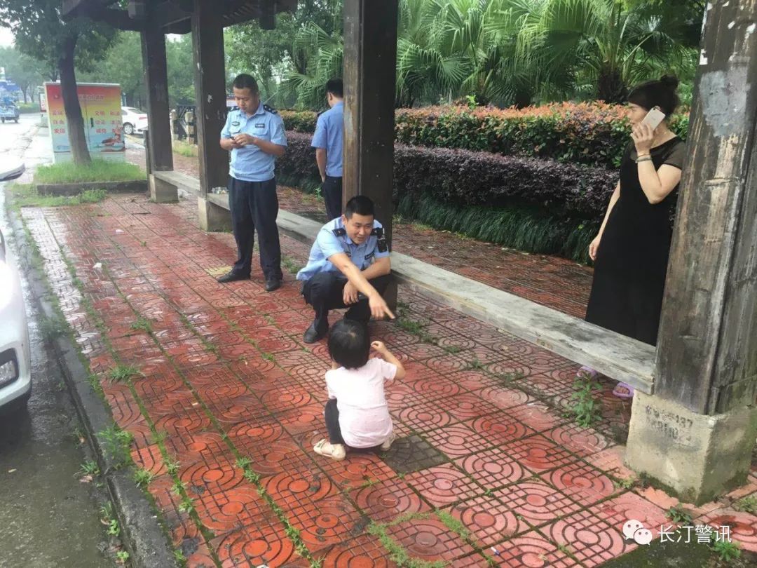 长汀民警在草坪村路段巡逻过程中,发现一名小女孩独自在路边哭泣