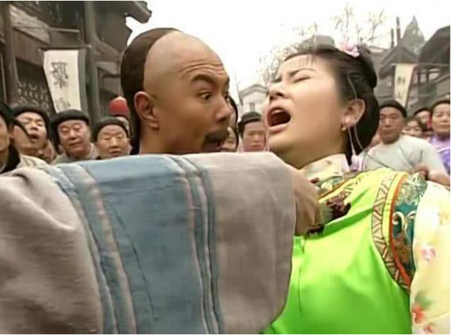 新旧《还珠格格》对比,他果断替皇上挡刀,他却