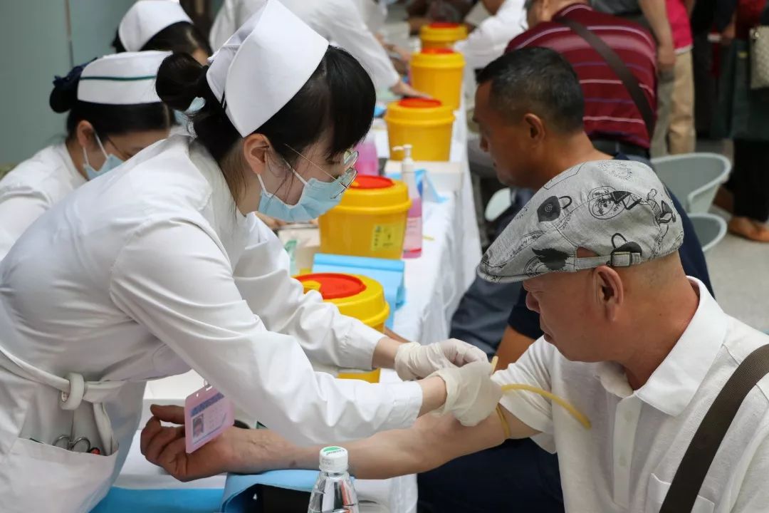 抽血区的护士们正在抽血