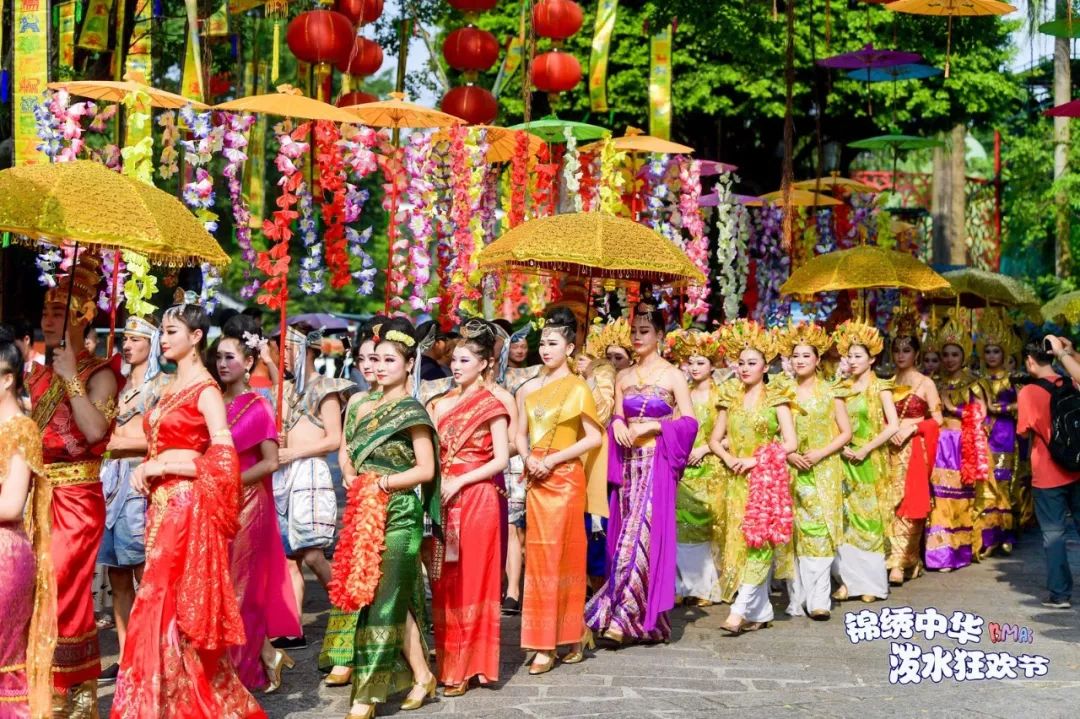 免费取水桶 泼水节期间还有两场独特巡游演出 傣族同胞将身着传统节日