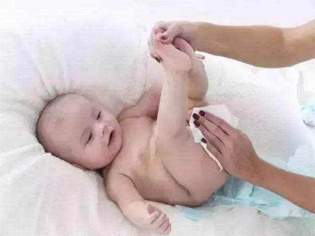                     新生儿半个月没洗澡，送到医院医生说已经感染，妈妈后悔莫及