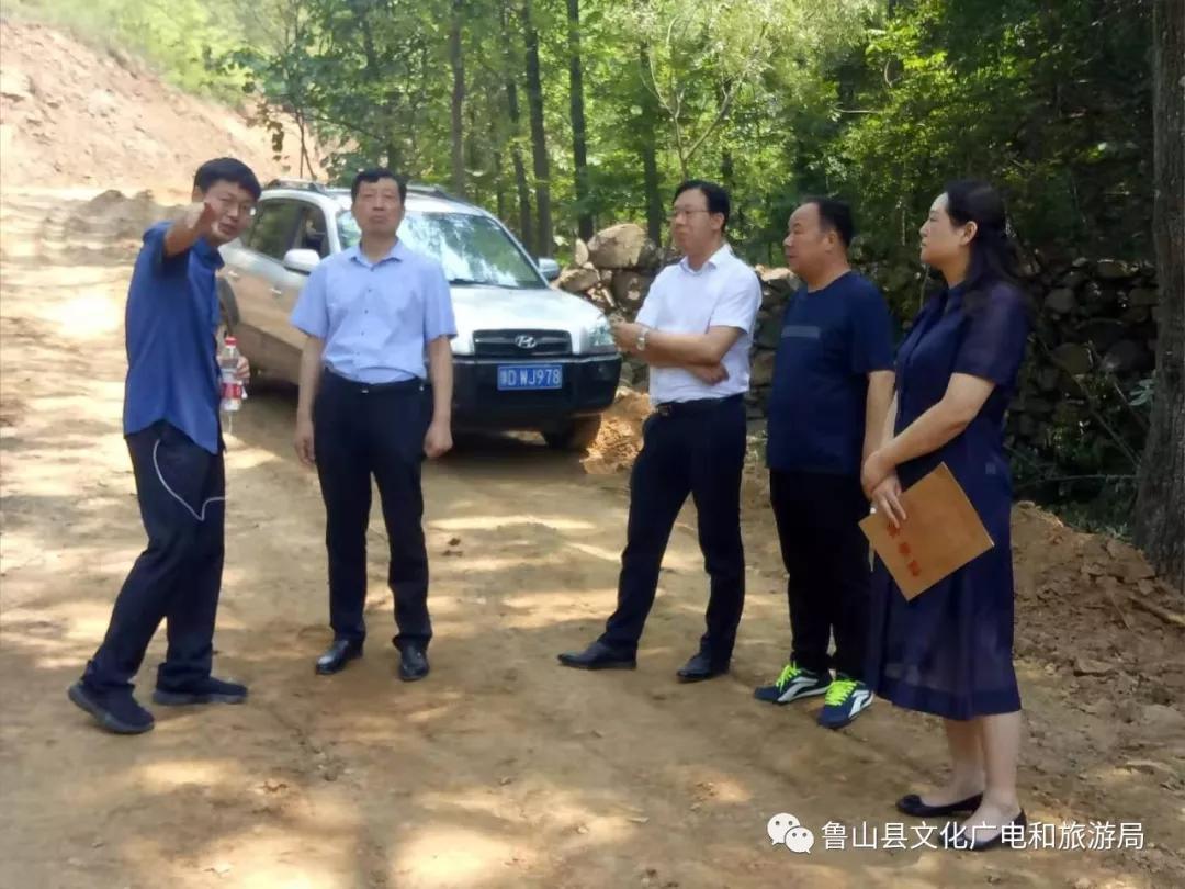 尧山管理局局长史晓天,县文广旅局局长景春迎,赵村镇党委书记袁六杰