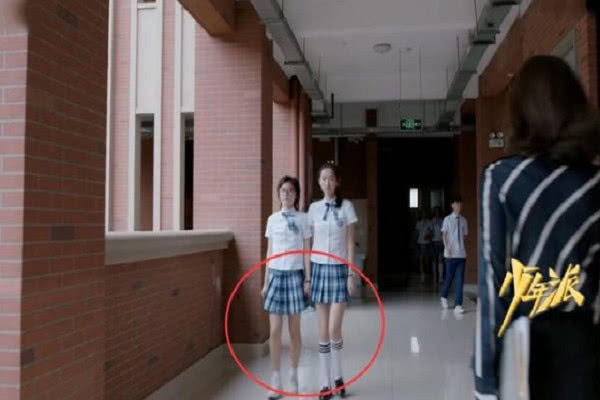 少年派:学校女生都穿长筒袜,为何林妙可不穿,看到她腿