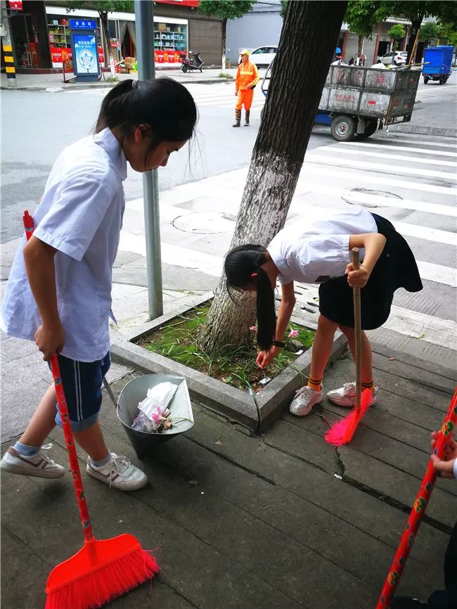 助力萧江镇省卫复评义务扫街小学生争做马路小天使