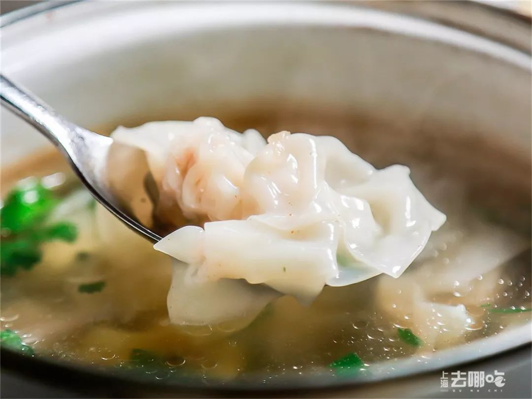 上海人最情有独钟的鲜肉小馄饨,煮透之后,皮子像轻纱一样薄薄透透!