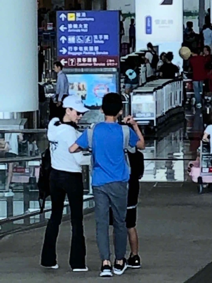                     39岁张柏芝近照曝光，带着两个儿子暑假出游画面温馨