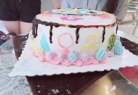 这做饭也太费锅了吧~ 沙雕网友自制游乐王子蛋糕,真的很像~ 科普一下