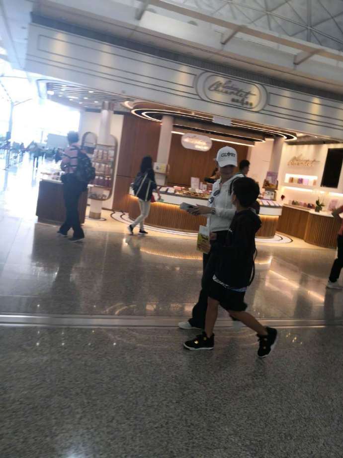                     39岁张柏芝近照曝光，带着两个儿子暑假出游画面温馨