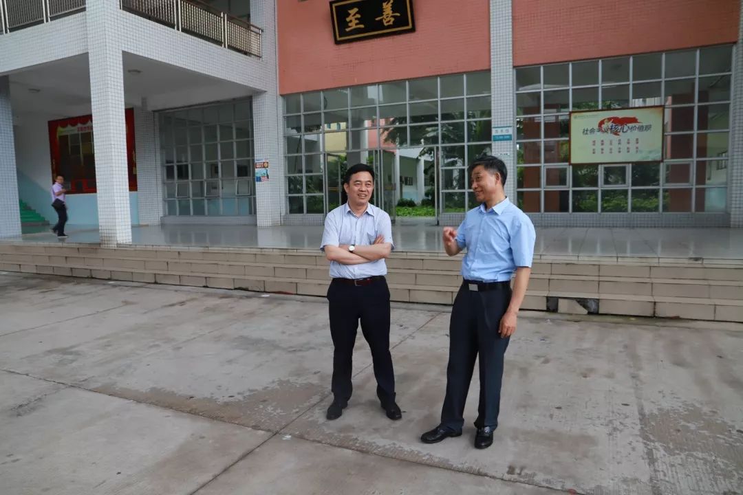 冯志刚校长一行参观了我校校园