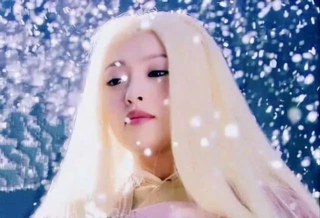 女星白发魔女照,张雪迎杨幂各有千秋,唐嫣独一无二