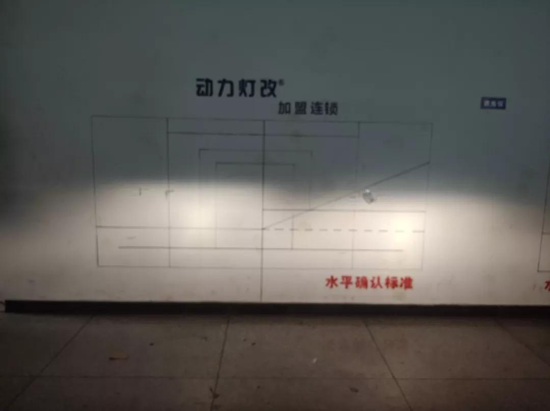 升级前的近远光效果,灯光高度均比较低,照射的范围较窄,亮度无法满足