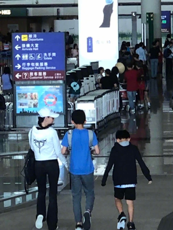                     39岁张柏芝近照曝光，带着两个儿子暑假出游画面温馨