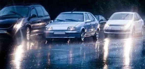 雨天开灯到底应该开哪个车灯?很多车主都不懂,一起了解一下!
