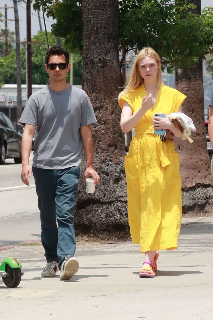 小仙女 elle fanning(艾拉.范宁)和男友甜蜜出街