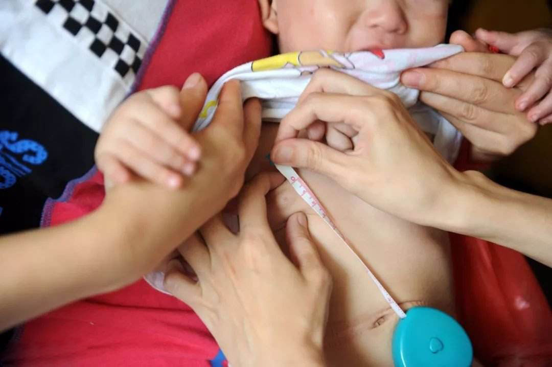                     原创            孩子的身高若是和自己的年龄不符，家长一定要引起重视！