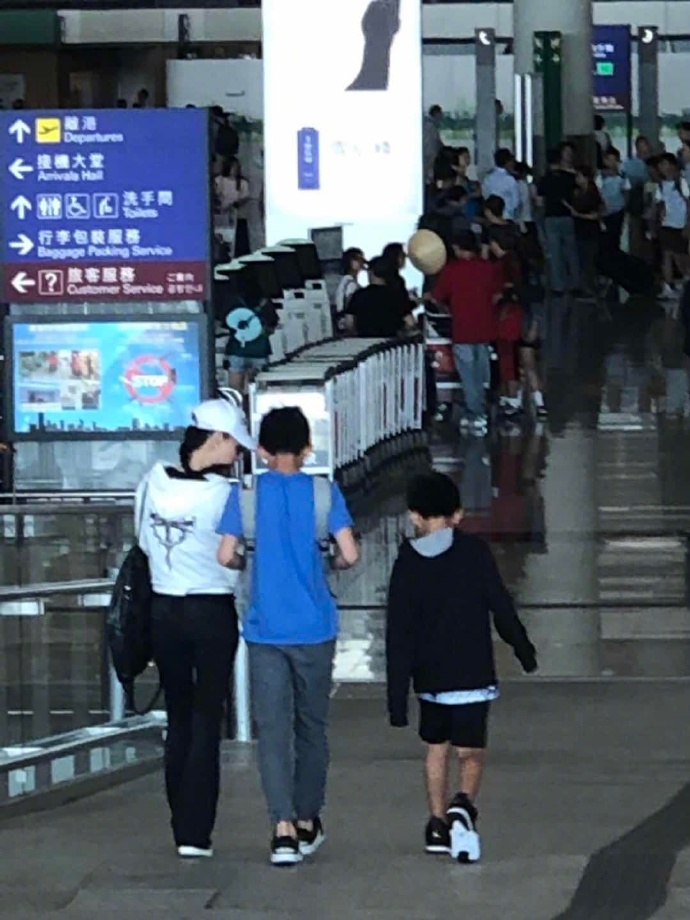                     39岁张柏芝近照曝光，带着两个儿子暑假出游画面温馨