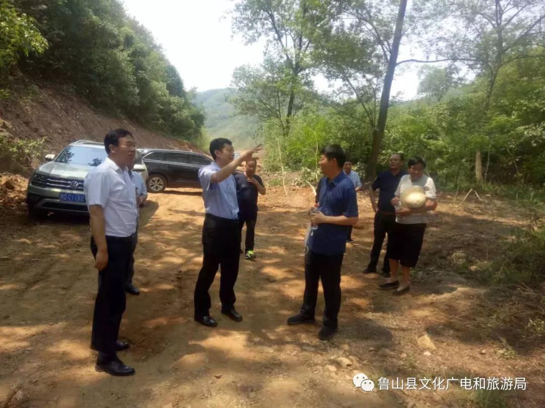 尧山管理局局长史晓天,县文广旅局局长景春迎,赵村镇党委书记袁六杰