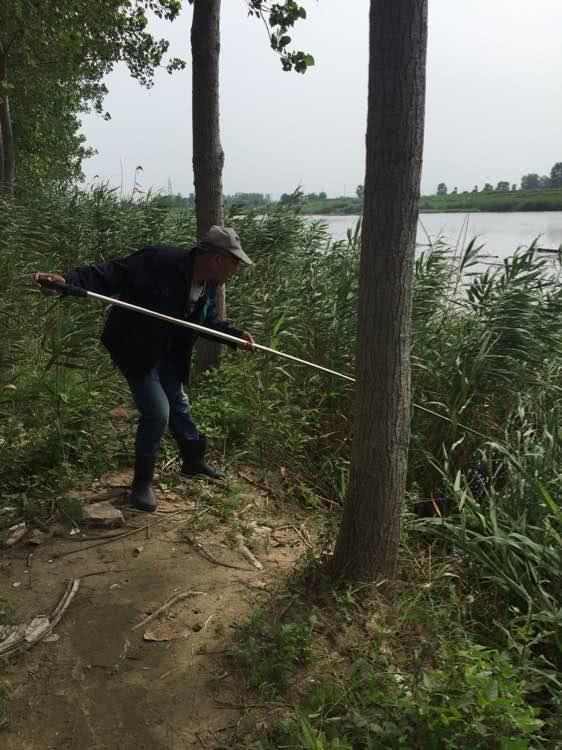 叉鱼这种野蛮的逮鱼方法既刺激又考验着人的智慧