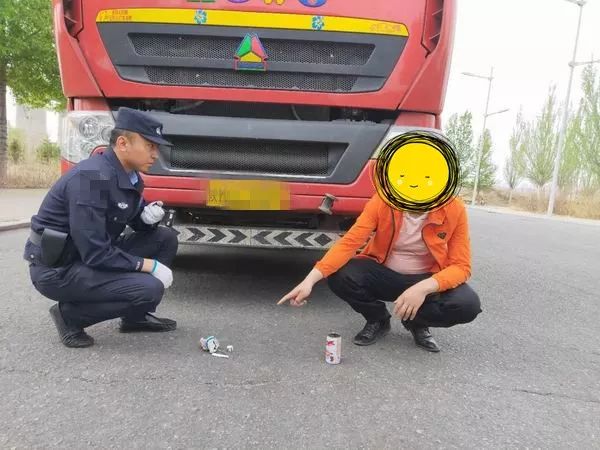 2019年5月3日8时55分,巡逻防暴大队民警在鄂尔多斯大街对一辆车牌