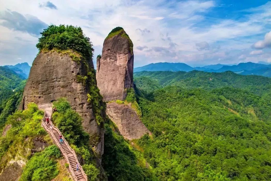 崀山风景名胜区是典型的丹霞峰林地貌,是一块以水秀,山美,洞奇著称的