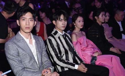 原创微博之夜明星齐聚易烊千玺周冬雨上演摸头杀白宇靠脸白抢镜