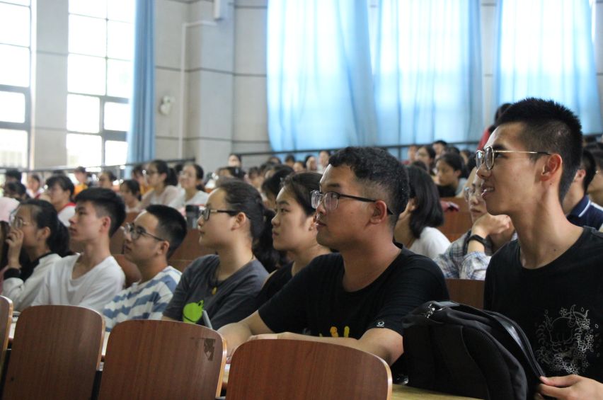 教育科学学院组织线下青马培训观影活动