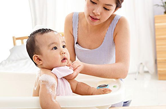                     忠告：夏季给孩子洗澡，要避开这3个时间段，不然会破坏孩子免疫
