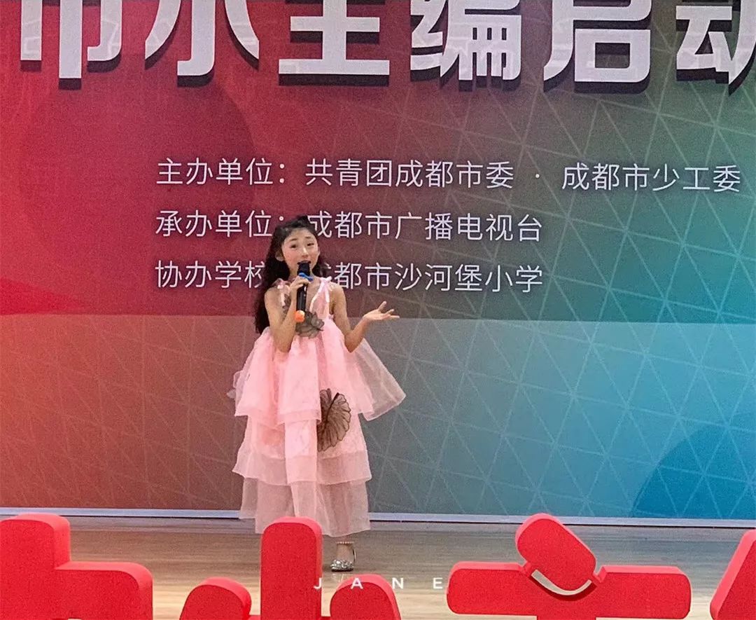 小童星刘屿为大家带来了歌曲《与众不同,歌声中充满了少年积极向上