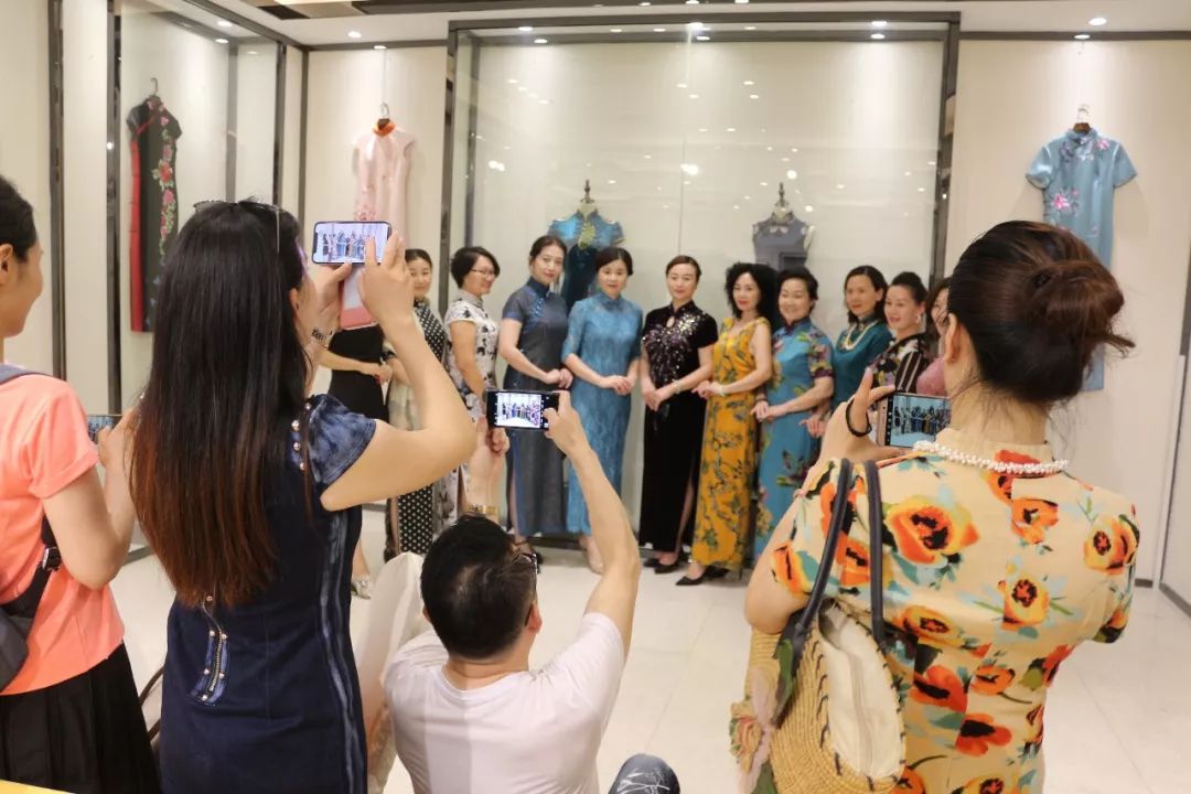 欧亚达徐东古玩城《遇见》——程生达国画旗袍精品展开幕