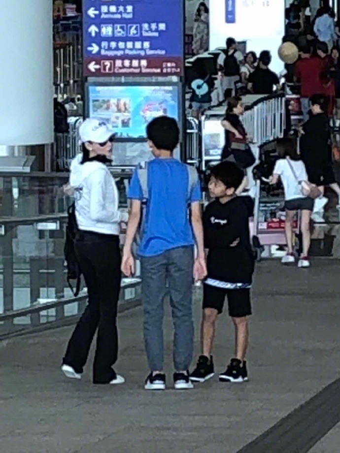                     39岁张柏芝近照曝光，带着两个儿子暑假出游画面温馨