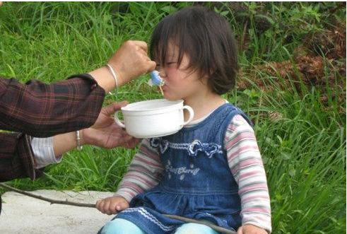                     老人带娃虽好，但娃2岁之前，4种食物别碰，容易变成“病秧子”