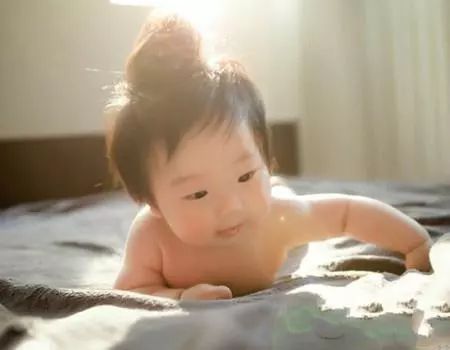                     宝宝夏季穿衣、喝水、防蚊虫、外出等护理7要素！