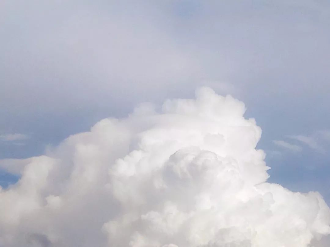 浅蓝的天空中