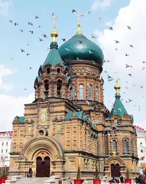 巍峨雄伟的圣·索菲亚大教堂是一座始建于1907年拜占庭风格的东正教