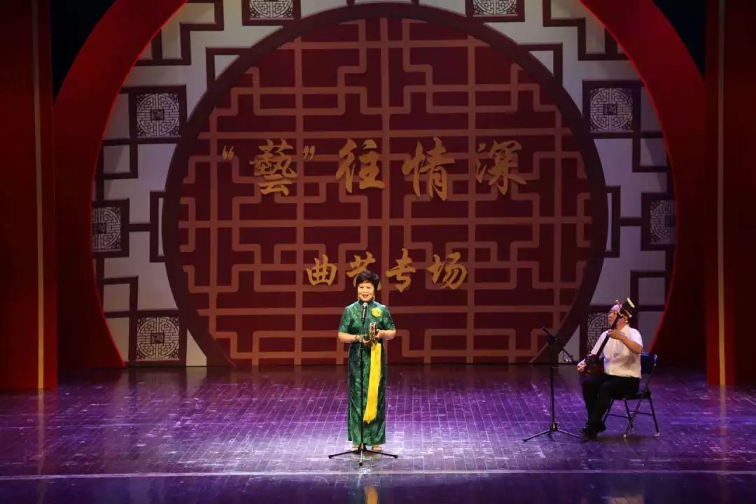 单弦表演者:张蕴华伴奏:马小祥评书选段 表演者:王玥波单弦联唱《喜庆