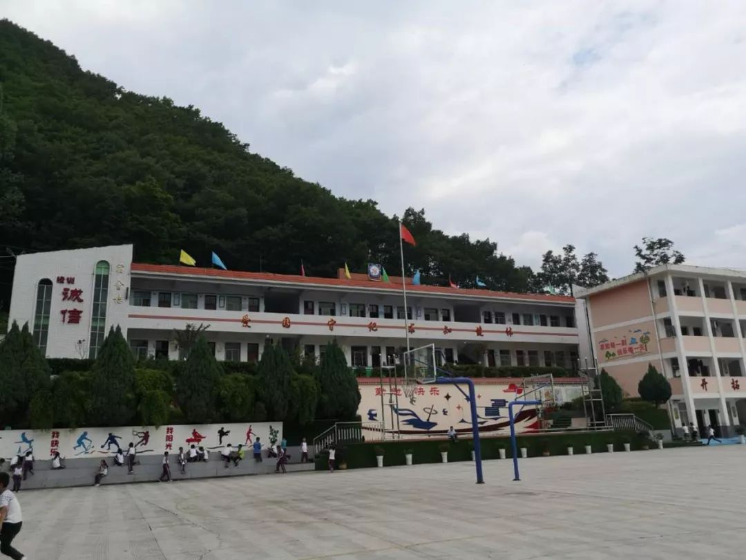 一路跋山涉水,来到对口帮扶结对学校——陕西省镇巴县渔渡中心小学