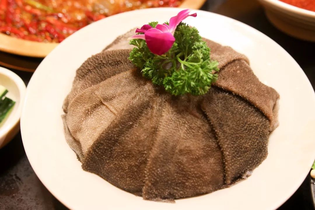 毛肚是屠宰场每天 新鲜到货,颗粒分明,每片都有巴掌大小,煮熟前软趴趴