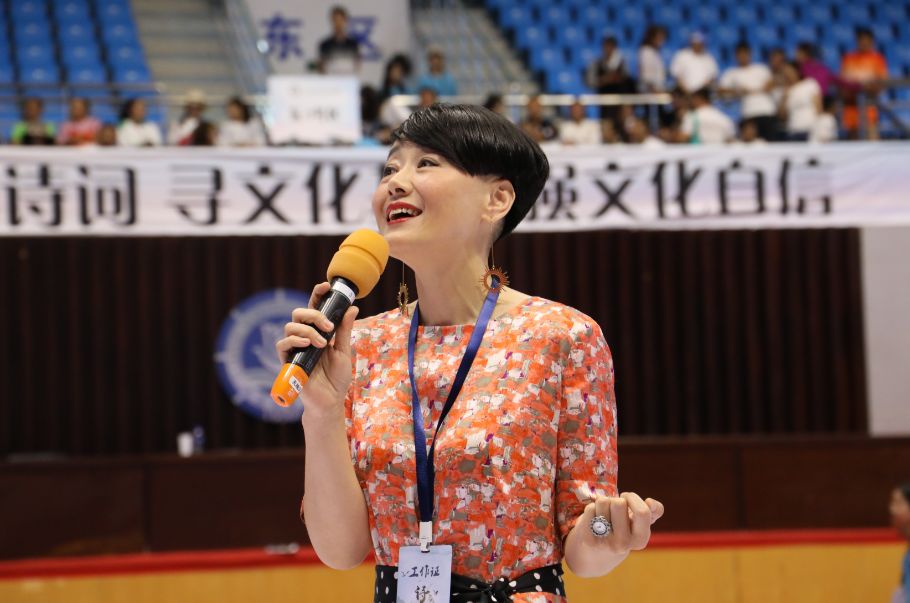 诗词咏流传场馆内万人诵经典古诗词跟随大连电视台主播蔡杨抑扬顿挫的