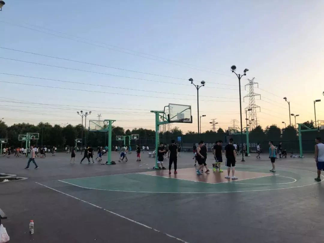 体育场室外篮球场大受欢迎