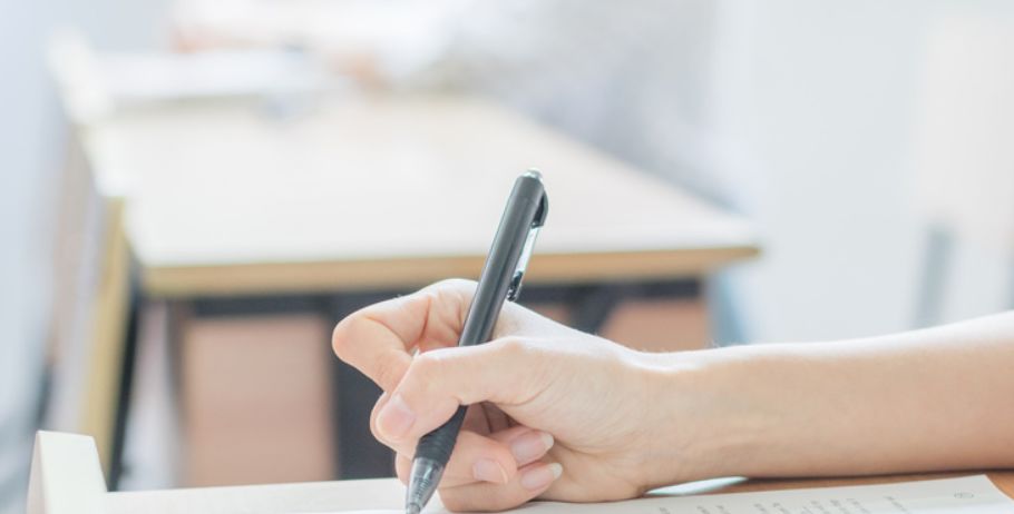 午睡过头错过英语高考!家长投诉学校管理不到